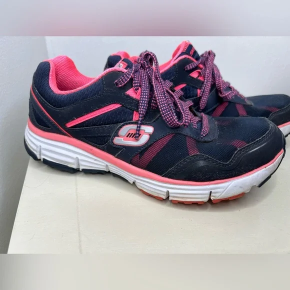 Lightweight Sketchers Sneakers - Picture 3 of 9